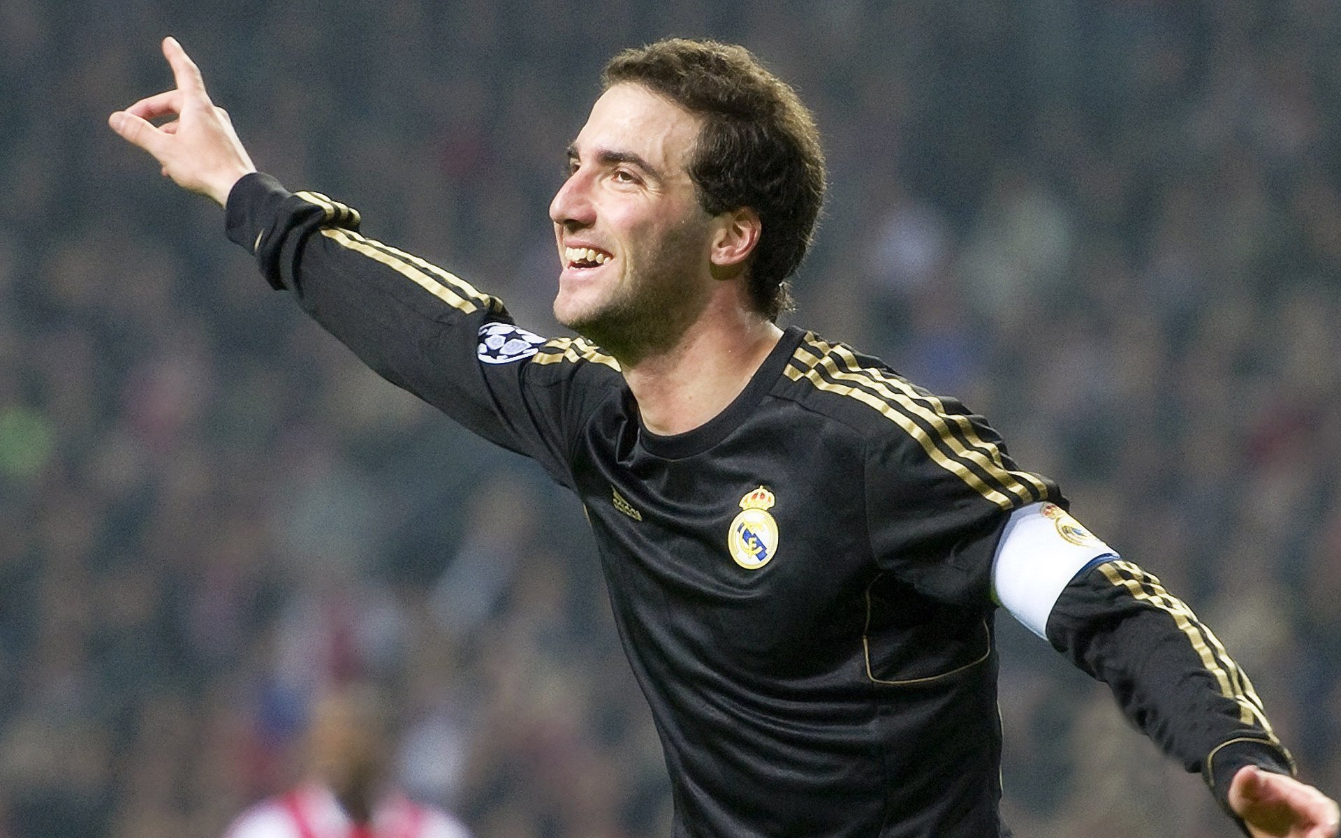 “马科斯·梅特罗的灵活突破与精确传球，带领阿根廷美洲狮队勇闯世界”